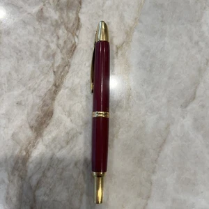 Pilot Vanishing Point Retractable Fountain Pen, Red/Gold Accents 14k Gold Nib - Picture 1 of 9