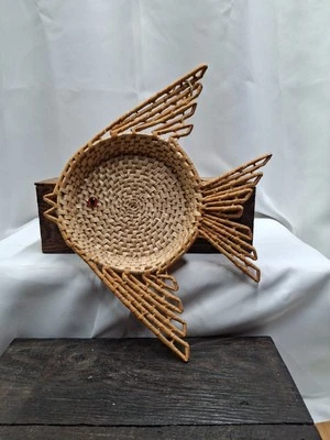 Плетеная корзина середины века в форме рыбы блюдо настенный декор стеклянный глаз - Изображение 1 из 4