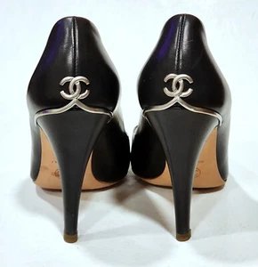 Chanel schwarze Lackleder CC Peeptoe Pumps Größe 5,5 (36) - Bild 1 von 7
