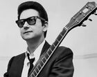 Roy Orbison posiert mit Gitarre und Brille 8x10 FOTODRUCK