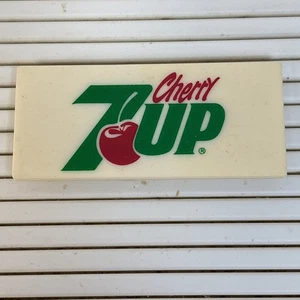 Scheda menu bibite vintage plastica ciliegia 7up 2-3/4" LOGO insegne schede teatro intatte - Foto 1 di 8