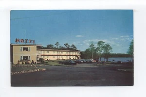 Postal de Hyannis MA, autos antiguos fuera de Rainbow Motel en la ruta 132, lago privado - Imagen 1 de 2