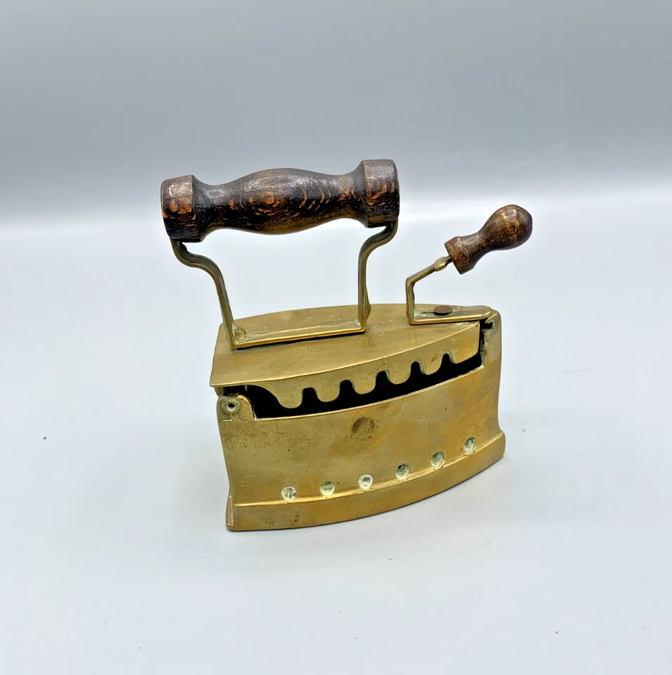 Ancien fer à repasser miniature à braises – laiton et bois  - Photo 1/4
