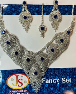 BEAUTIFUL BRAND NEW 4 PC NECKLACE FANCY SET WITH BLUE AND CLEAR CRYSTAL STONES. - Imagen 1 de 3