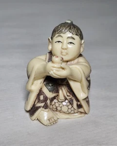 Scultura vintage Netsuke ragazzo che tiene un uccellino plastica resina firmata 2,5"x1,5" - Foto 1 di 5