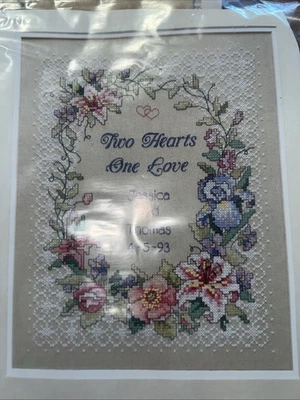 DIMENSIONES Kit Punto de Cruz Estampado DOS CORAZONES DISCO DE BODA 11X14 abierto B1 Foto 1 de 4