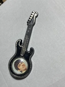 THE BEATLES ORIGINAL 1963 GITARRENBROSCHE ABZEICHEN ANSTECKNADEL INVICTA GEORGE HARRISON *Fotos - Bild 1 von 7
