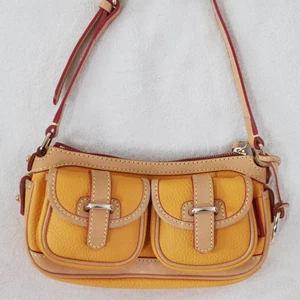 Borsa a tracolla piccola Dooney Bourke in pelle con ciottoli nuova a banana - Foto 1 di 11