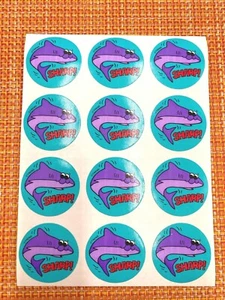 VINTAGE TREND SCRATCH & SNIFF AUFKLEBER SCHARFER HAI KAUFEN SIE EINEN ODER EINEN GANZEN BLATT - Bild 1 von 4