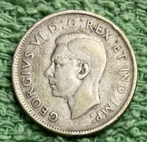 1945 SILVER CANADIAN QUARTER   #7055 - Picture 1 of 2