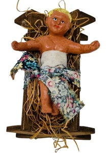 PRESEPE SANTON DE PROVENCE - GESÙ BAMBINO IN MANGIATOIA, CERAMICA TERRACOTTA, FRANCIA - Foto 1 di 7