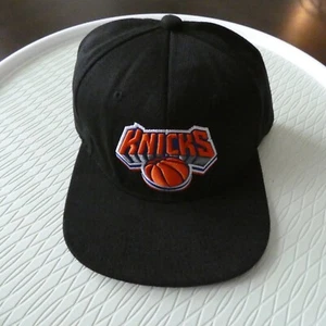 Gorra Mitchell & Ness New York Knicks para hombre talla única negra gorra ajustable con cierre a presión - Imagen 1 de 11