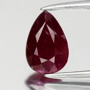 💎 0,83 ct 7x4,8 mm poire rubis rouge violacé naturel - chauffée, pierre précieuse de Madagascar - Photo 1/4
