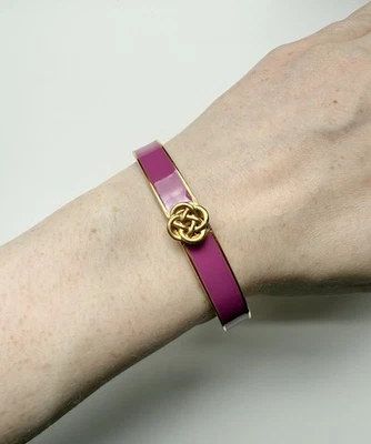 *Signed Stella & Dot Gold Tone Purple Enamel Hinged Bangle Bracelet Knot Clasp - Imagem 1 de 4