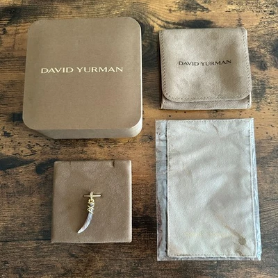 Colgante amuleto colmillo David Yurman en oro amarillo de 18 quilates con ágata de Botsuana - RARO Foto 1 de 4