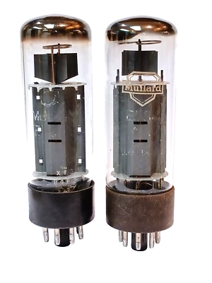 PAR DE TUBOS DE ALIMENTACIÓN MULLARD EL34 / 6CA7 VINTAGE PROBADOS UNO NEGRO UNO BASE MARRÓN Foto 1 de 4