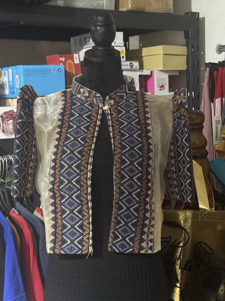 Bolero étnico filipino Foto 1 de 1