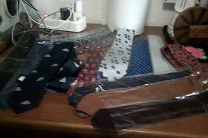 lotto 13 cravatte miste  in seta e altre in altro materiale  leggi - Picture 1 of 8