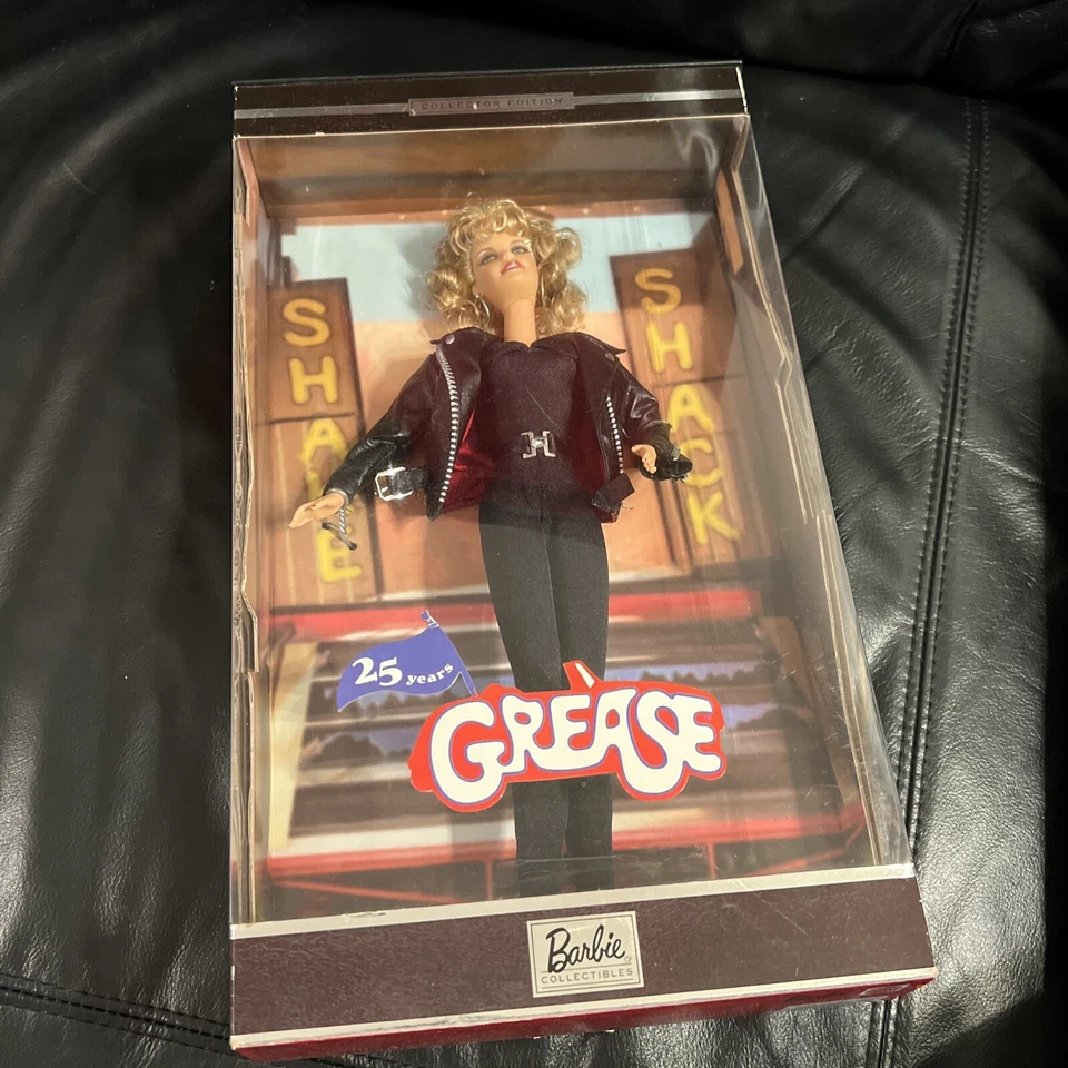 Nueva Barbie Mattel GREASE Muñeca Película SANDY Imitación Cuero 25 Aniversario 2003 Foto 1 de 4