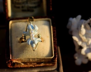 Bague Doré Antique Réglable Art Nouveau Fleur Email Bleu Pale Fausse Perle SC51 - Imagen 1 de 11