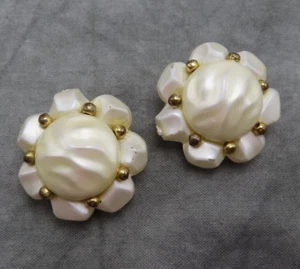 Coro Vintage Earrings Clip Creamy White Bead Gold Accents 1.25 inch 437c - Picture 1 of 10