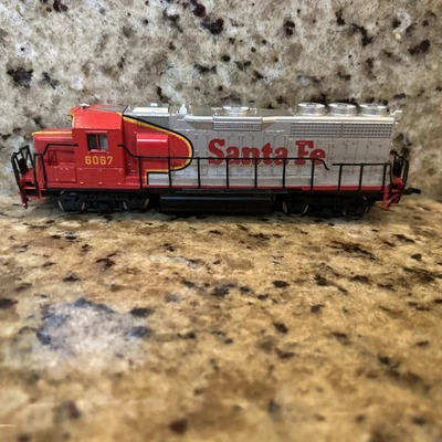Bachmann 6067 HO Gauge EMD GP 40 Diesel Locomotive Santa Fe 6067 Untested - Image 1 of 4