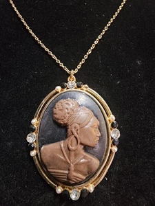 Colgante camafeo tono dorado RARO mujer afroamericana camafeo resina joyería - Imagen 1 de 3