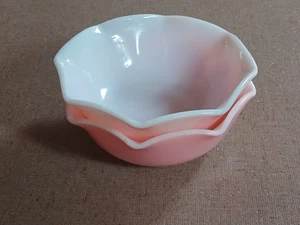 JUEGO DE 2 CUENCOS VINTAGE AVELLANA ATLAS CON VOLANTES CRINOLINA ROSA Y BLANCO VIDRIO DE LECHE 5,5" - Imagen 1 de 11