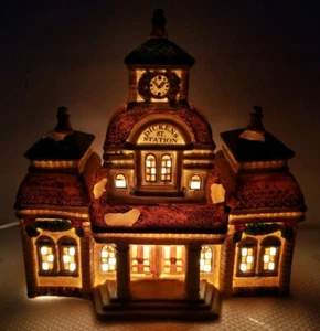 VINTAGE 1994 DICKENS KEEPSAKE "DICKENS ST. STATION" PORCELAIN LIGHTED BUILDING - Picture 1 of 12