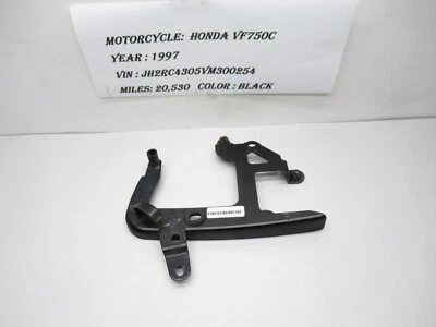 Soporte de montaje de carenado de cubierta lateral derecha Honda VF750C 1996-1997 17256-MZ5-000 FABRICANTE DE EQUIPOS ORIGINALES Foto 1 de 4