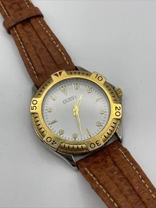 Vintage Guess 1992 Herrenuhr mit braunem Lederband neue Batterie 40mm - Bild 1 von 5
