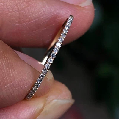 Elegante anillo minimalista apilable alianza de boda de diamantes naturales de oro de 10K delgado de 1 mm Foto 1 de 4