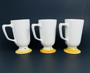 Tazas de café irlandés/cacao caliente Homer Laughlin vintage crema/pies doradas - Juego de 3 - Imagen 1 de 14