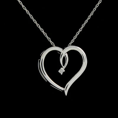 Colgante redondo de plata de ley con corazón de diamantes reales blancos con cadena de 18" Foto 1 de 4