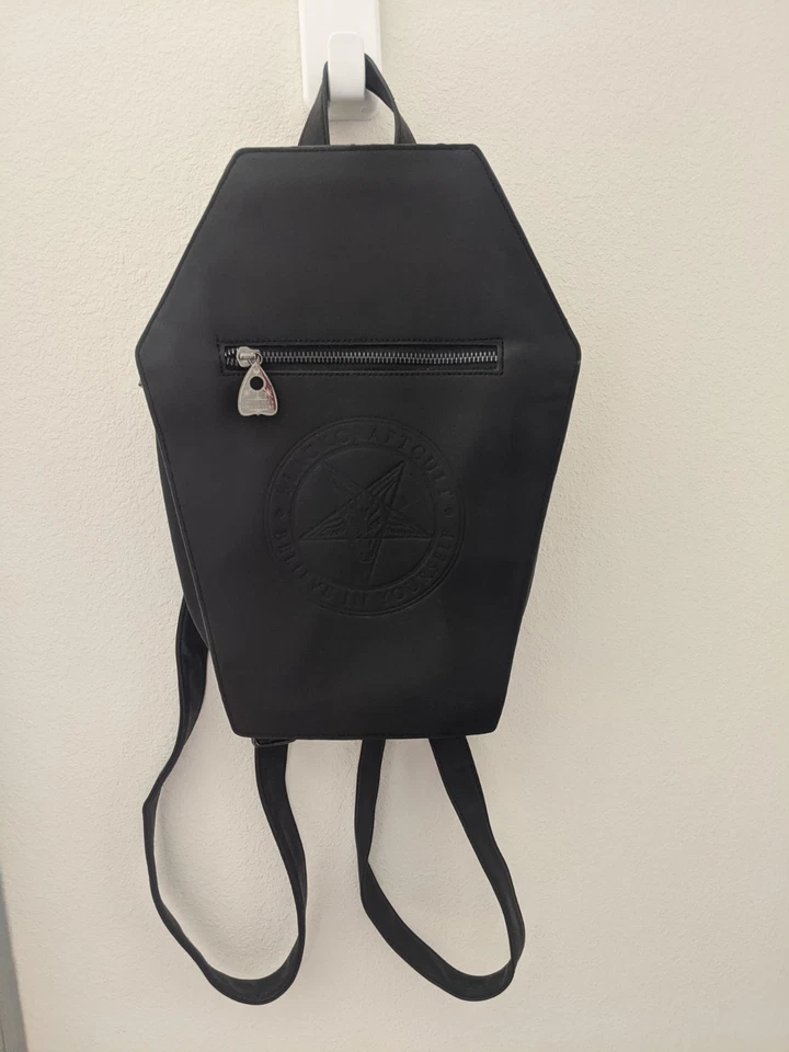 Mochila Blackcraft Cult Coffin Bolso Negro Imitación Cuero Gótico Hot Topic Exclusivo Foto 1 de 4