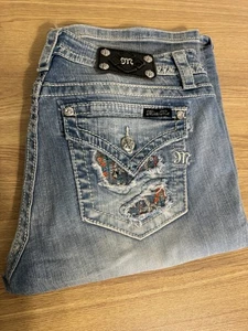 Pantalones de mezclilla para mujer 31 Miss Me lavado claro bootcut bolsillos con solapa con joyas - Imagen 1 de 18