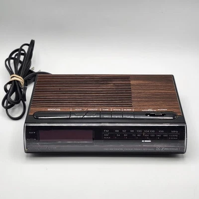 Vintage Emerson FM/AM Electronic Digital Clock Radio RED5520A 80s Wood Grain - Image 1 of 4