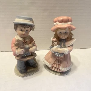 Vintage Homco Junge & Mädchen hält Spielzeug Porzellan Figuren #1419 - Bild 1 von 4