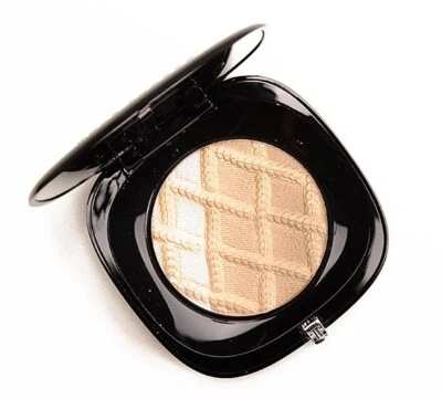 MARC JACOBS: POLVO LUMINIZADOR LIGHTSHOW. 302 CLOSEUP (PERLA/ORO/ROSA). AHORA $99 Foto 1 de 2