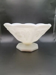 Pedestal/tazón de uvas vintage de vidrio de leche blanca - Imagen 1 de 4