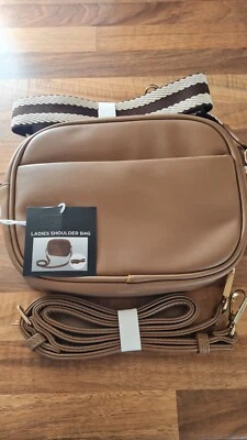 Bolso de Hombro Avenue Marrón Antirrobo con Detalle Dorado, 2 Correas Ajustables  Foto 1 de 4