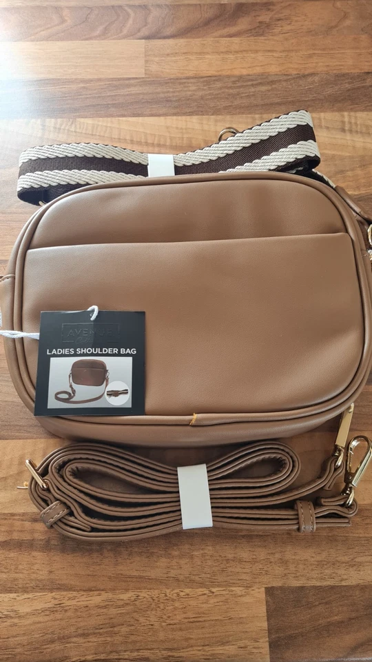 Bolso de Hombro Avenue Marrón Antirrobo con Detalle Dorado, 2 Correas Ajustables  Foto 1 de 4