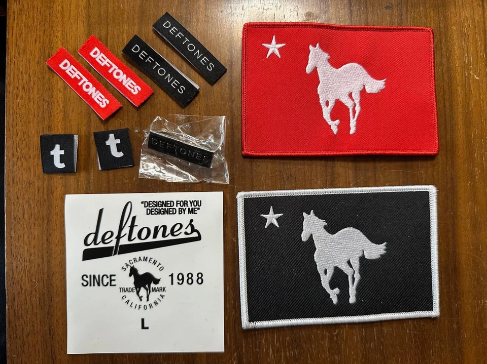Lote de prendedores parches Deftones mercancía oficial pony blanco alternativo Nu-Metal equipo dormir Foto 1 de 1