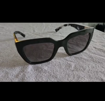 Gafas de sol para mujer Valentino doradas con tachuelas rectangulares verde oscuro VA4097 Foto 1 de 3