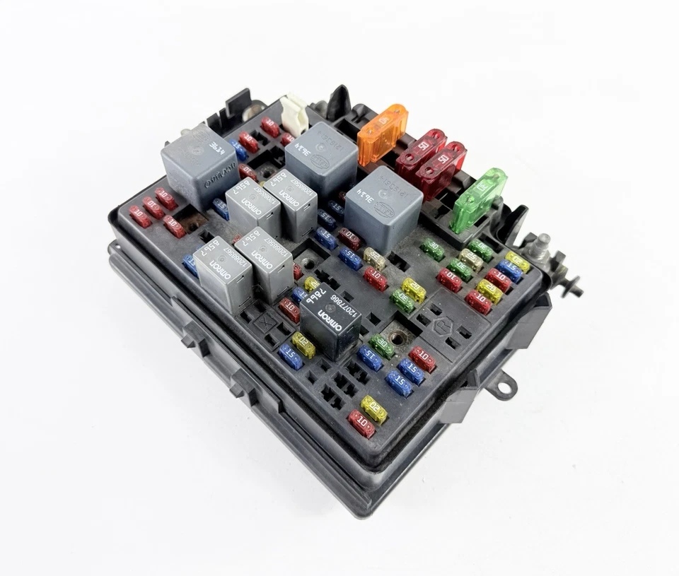 2000-2002 Chevy Silverado Sierra Fuse Box Junction Block 15328806-05 OEM - Image 1 of 4