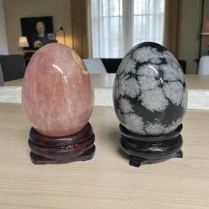 Huevo de cuarzo rosa y copo de nieve huevo de obsidiana tallado cristal par con soportes de madera - Imagen 1 de 9