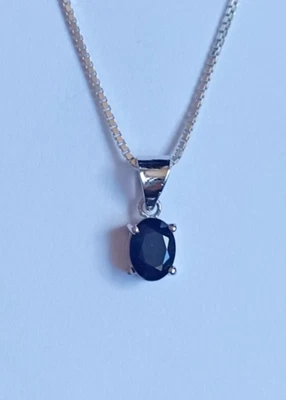 Elegante colgante hecho a mano de plata de ley 925 con forma ovalada de zafiro negro Foto 1 de 4