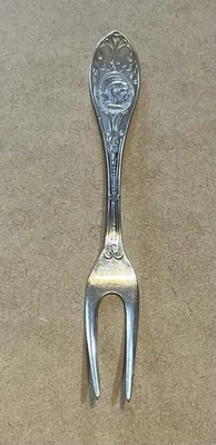 Tenedor para servir antiguo MEDALLÓN PLATEADO ESTILO LUCIUS HART Foto 1 de 4