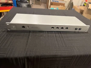 Ubiquiti Networks UniFi Security Gateway USG-PRO-4 w/ Power Cord - Picture 1 of 4