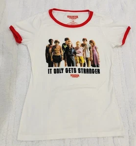 Camiseta grande para mujer Stranger Things Netflix TV Show IT ONLY GETS STRANGER - Imagen 1 de 5